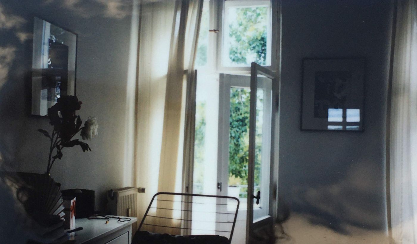 Dieses Leben, sagst du, ich würde es gleich noch einmal beginnen. Das leichte Wehen vom Fenster her, gleichmäßig und sanft.